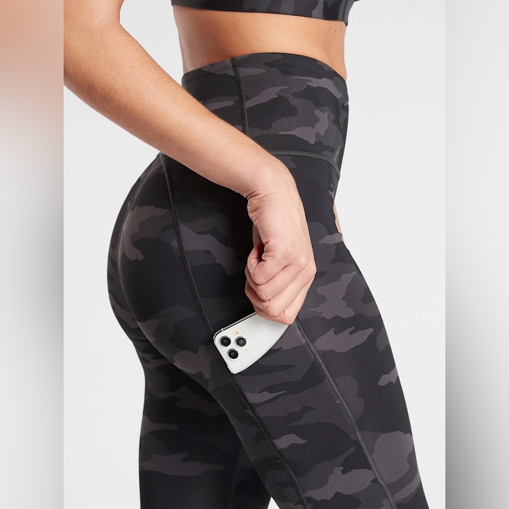 Athleta Ultimate Stash Pocket Camo 7/8 Tight